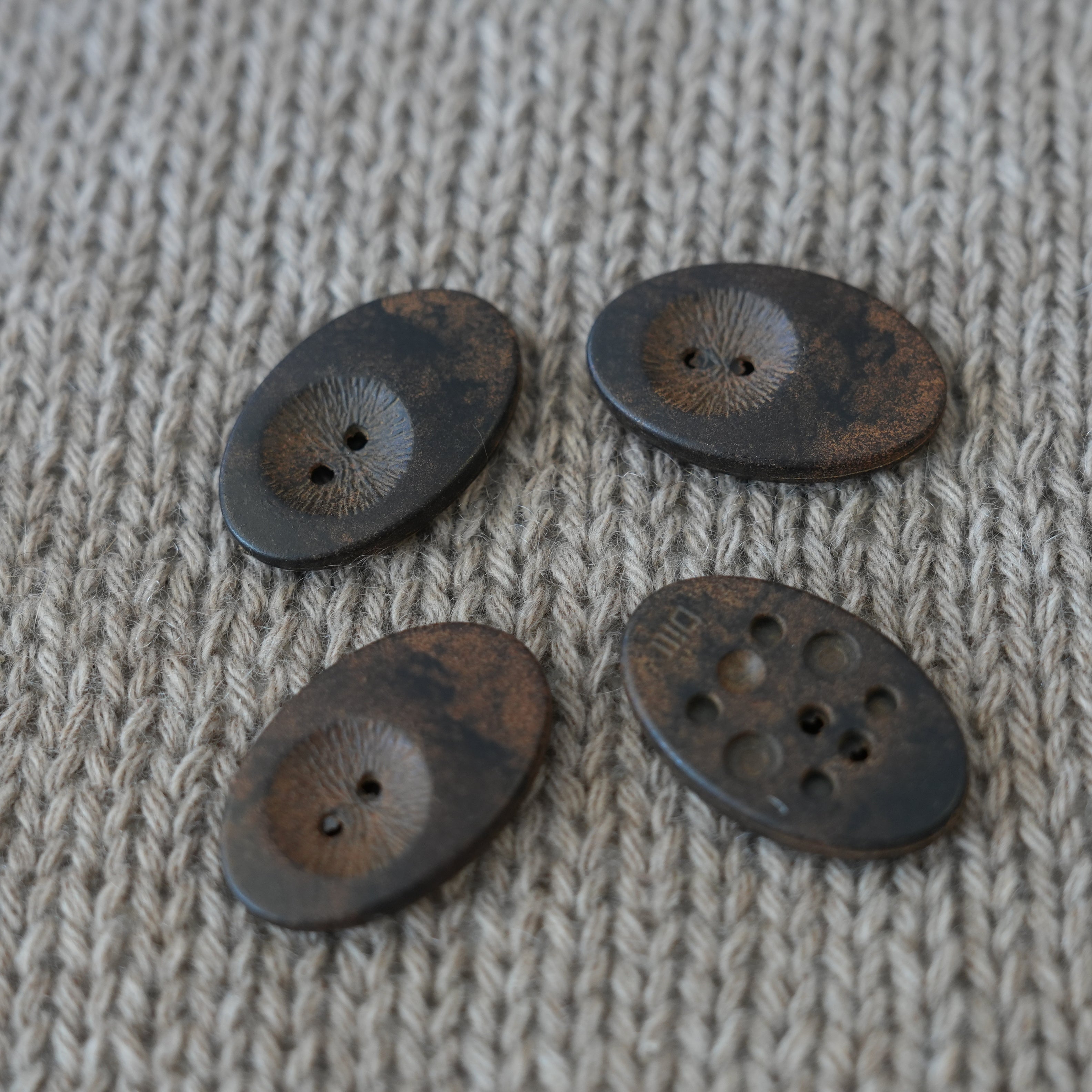 Button 28×18 mm · 2 holes · Mediac (Germany)