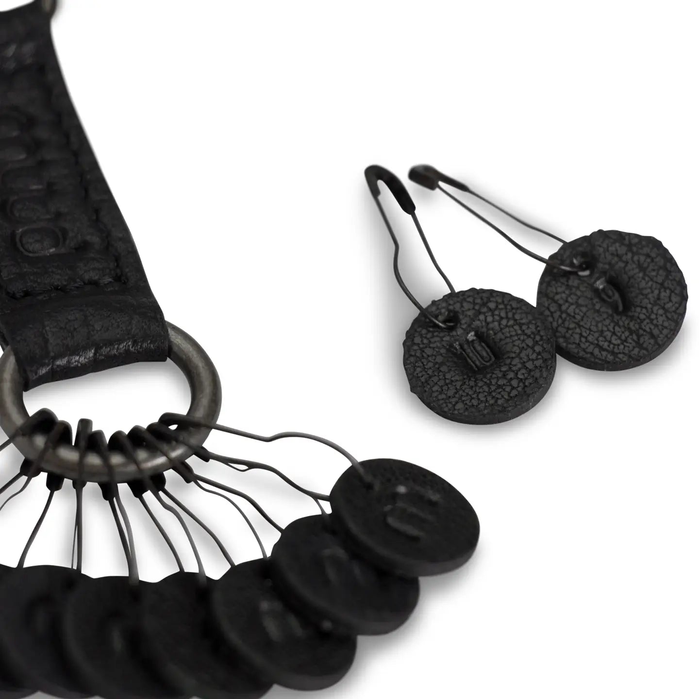 Muud – Feliz Stitch Marker Keychain | Black