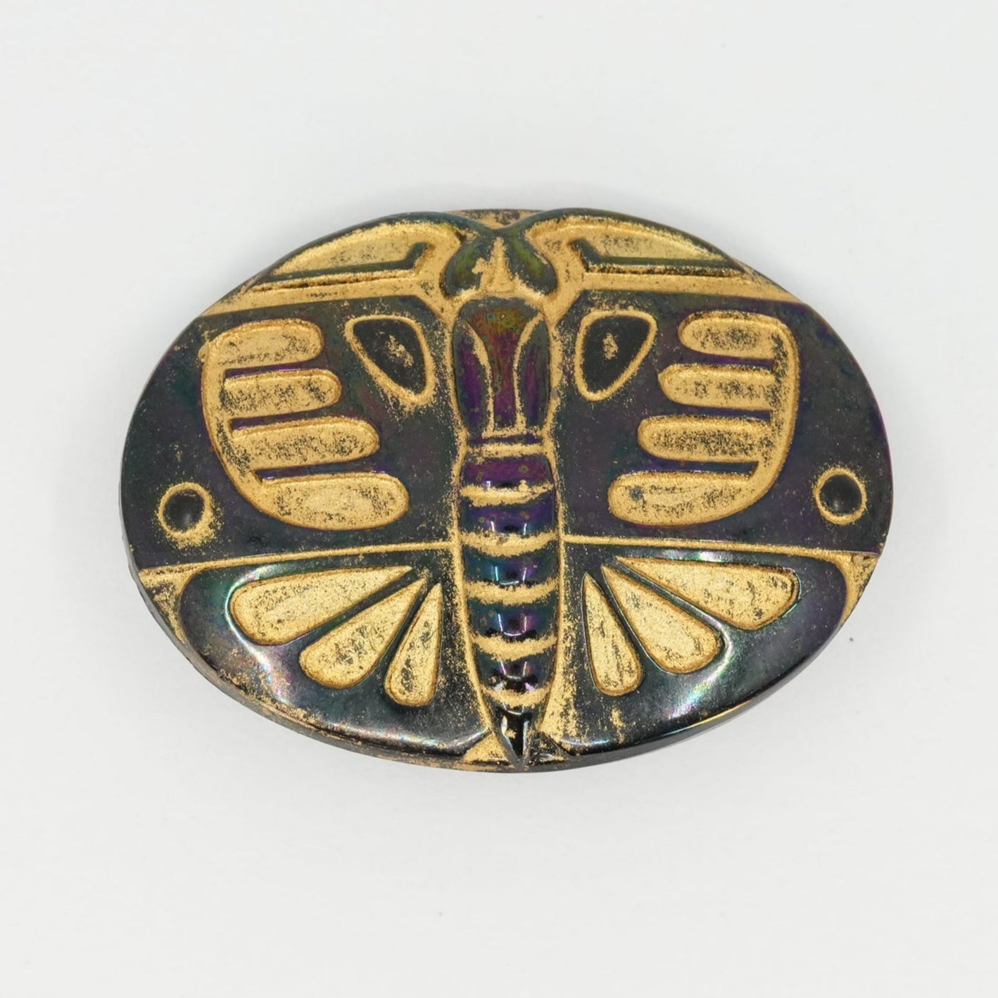 Golden Moth Oval Button – 4.2 × 3.2 cm / 1.65 × 1.26 in