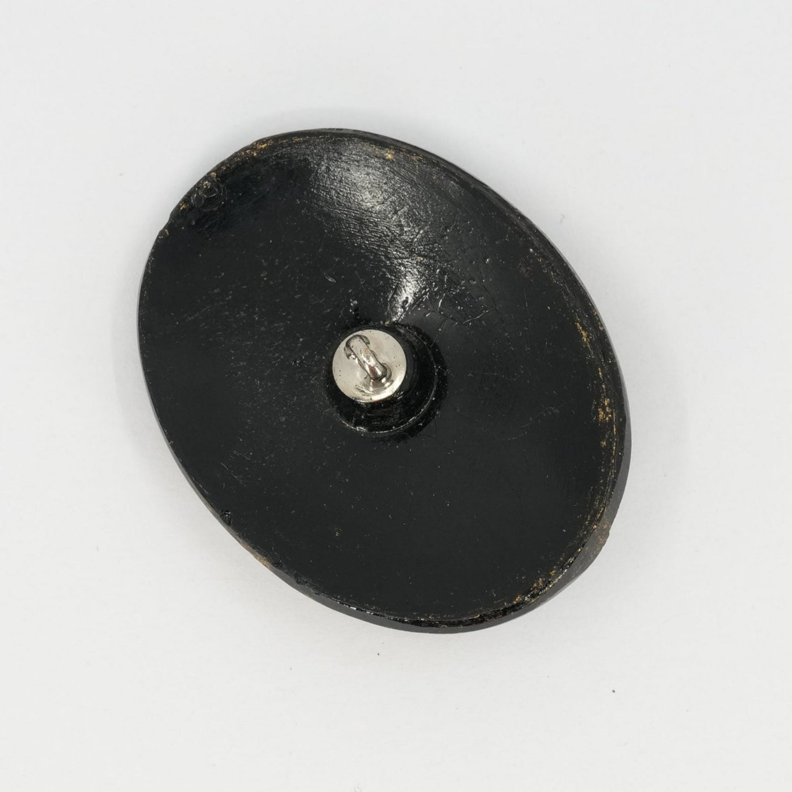 Golden Moth Oval Button – 4.2 × 3.2 cm / 1.65 × 1.26 in