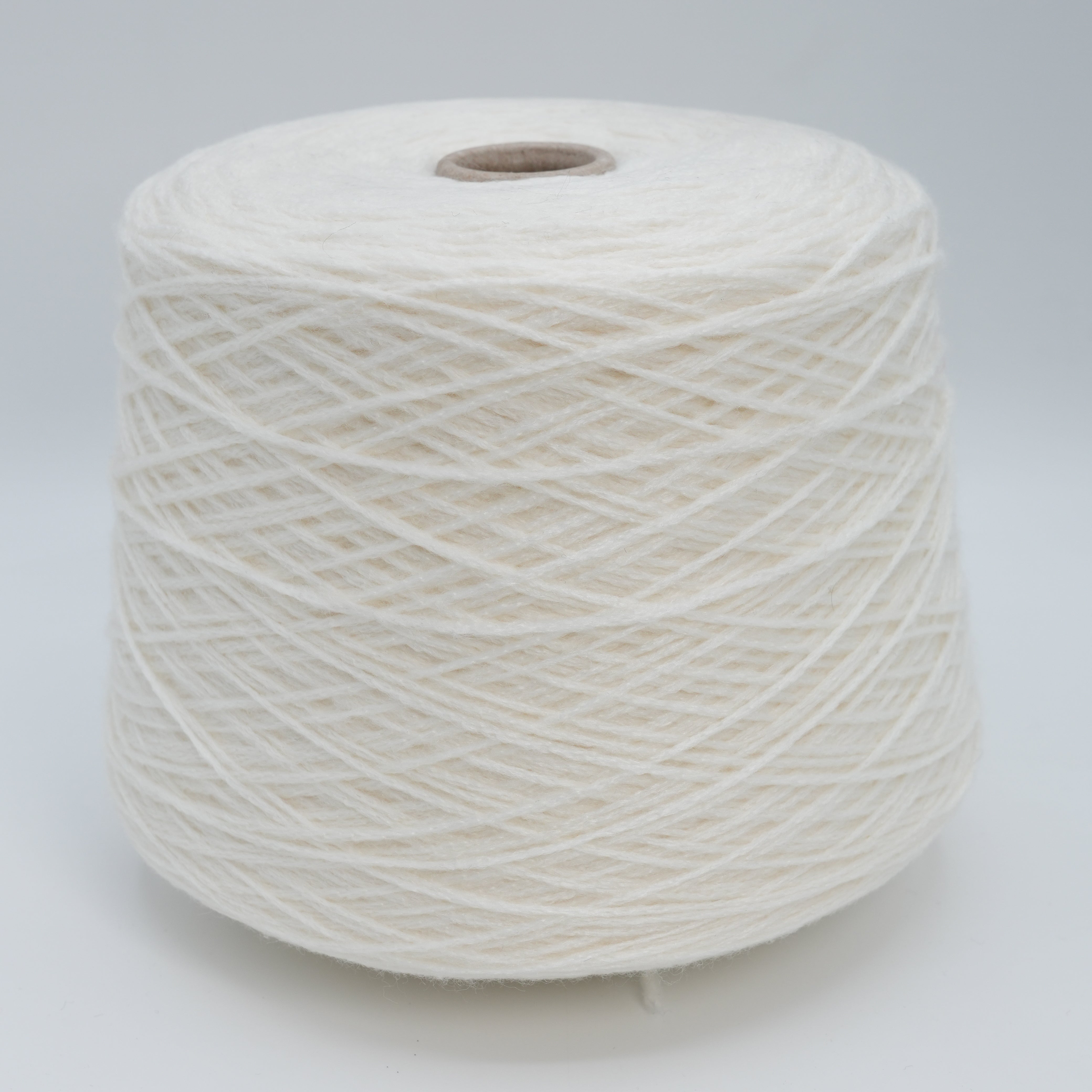 Daffodil 3900 · 390m/100g (427yds/3.5oz) · Fingering · 67WV 23Se 10PA